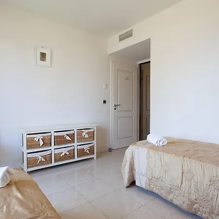 Stunning 2 Bed On The Seafront Of In A High Class Secure Building With Swimming Pool 463 Appartement